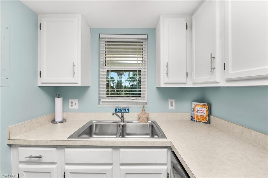 ISLAND MANOR APTS - Residential