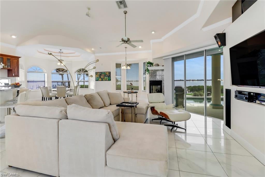 ADMIRALTY YACHT & RACQUET CLUB - Residential