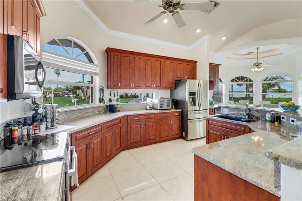 ADMIRALTY YACHT & RACQUET CLUB - Residential