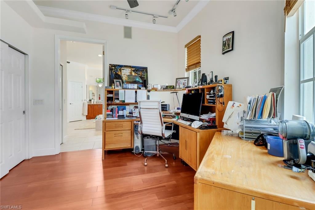 ADMIRALTY YACHT & RACQUET CLUB - Residential