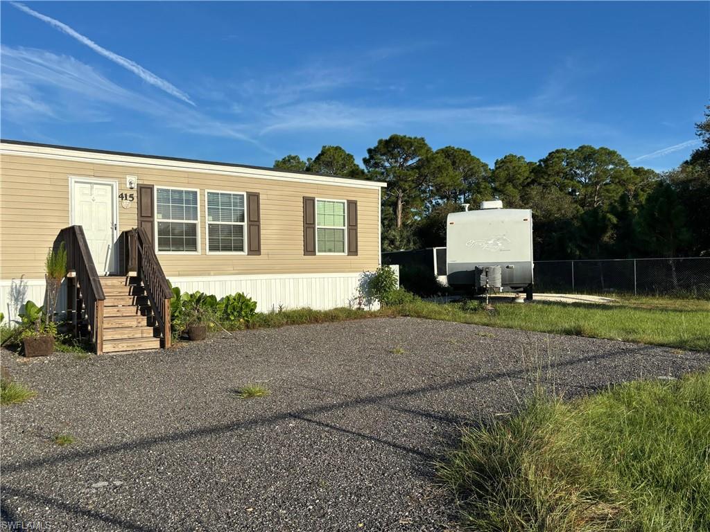 Discover the potential of this expansive 1.25-acre lot located at 415 S Brida St, Clewiston, FL 33440. This sizeable piece of land accords ample space for your vision With a 2025 Mobile home creating a recreational retreat, or establishing a long-term investment in a thriving area. The lot's generous size provides plenty of room for various possibilities, all while being nestled in the serene setting of Clewiston. Enjoy the beauty of nature and the opportunity to develop this land to suit your needs. With a 2025 Mobile home Whether you're looking for a place to call home or an investment opportunity, this property presents a unique chance to create something special.
Recently done: Fence, Well with whole house water filtration system, bears, barns, Septic tank, RV electrical conection, Fruit planting and above ground sprinkler system.

Descubre el potencial de esta amplia parcela de 1.25 acres ubicada en 415 S Brida St, Clewiston, FL 33440. Esta considerable extensión de terreno ofrece amplio espacio para tu visión. Con una casa móvil de 2025 que cree un retiro recreativo, o estableciendo una inversión a largo plazo en una zona próspera. El generoso tamaño de la parcela proporciona mucho espacio para diversas posibilidades, todo mientras se encuentra en el sereno entorno de Clewiston. Disfruta de la belleza de la naturaleza y la oportunidad de desarrollar esta tierra para satisfacer tus necesidades. Con una casa móvil de 2025. Ya sea que busques un lugar al que llamar hogar o una oportunidad de inversión, esta propiedad ofrece una oportunidad única para crear algo especial.

Recientemente realizado: Cerca, pozo con sistema de filtración de agua para toda la casa, cercas para osos, graneros, tanque séptico, conexión eléctrica para vehículos recreativos, plantación de frutas y sistema de rociado subterráneo.