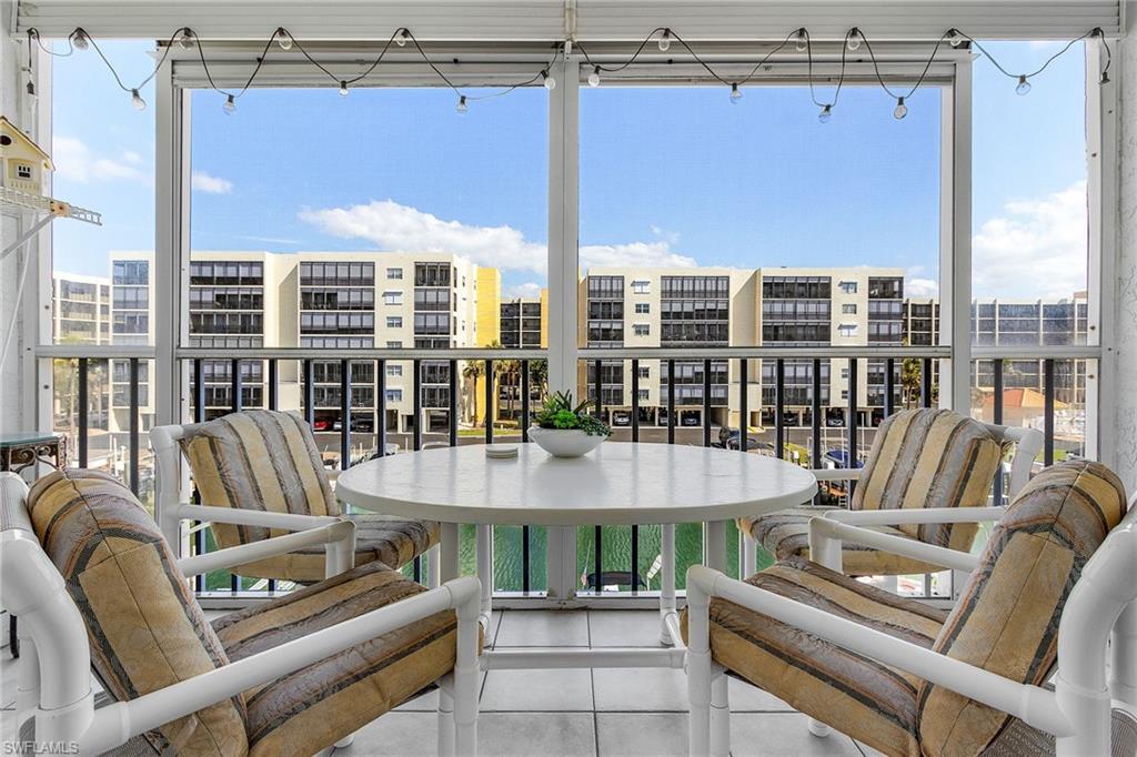 ROYAL PELICAN TOWNHOUSE - Residential