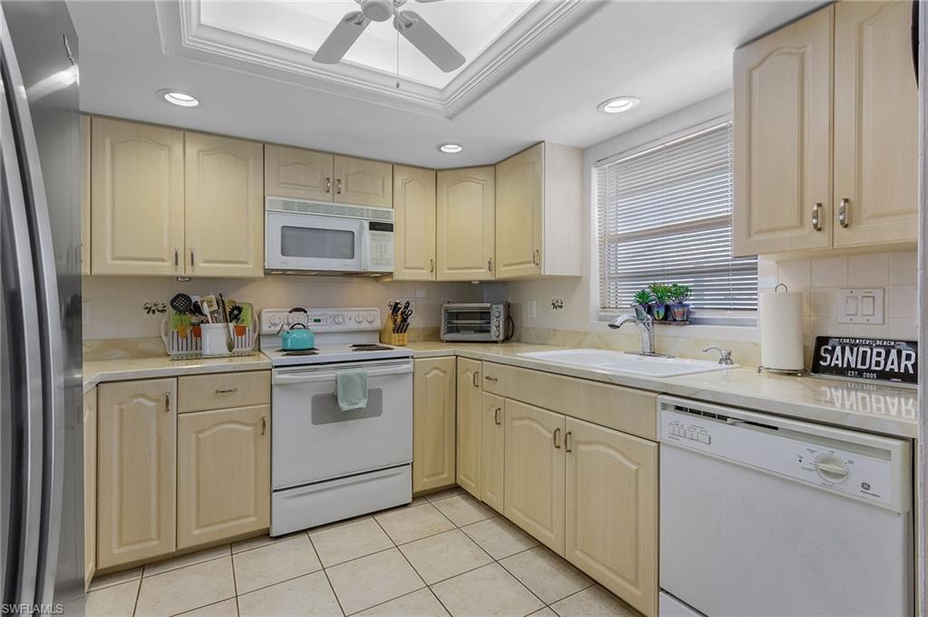 ROYAL PELICAN TOWNHOUSE - Residential