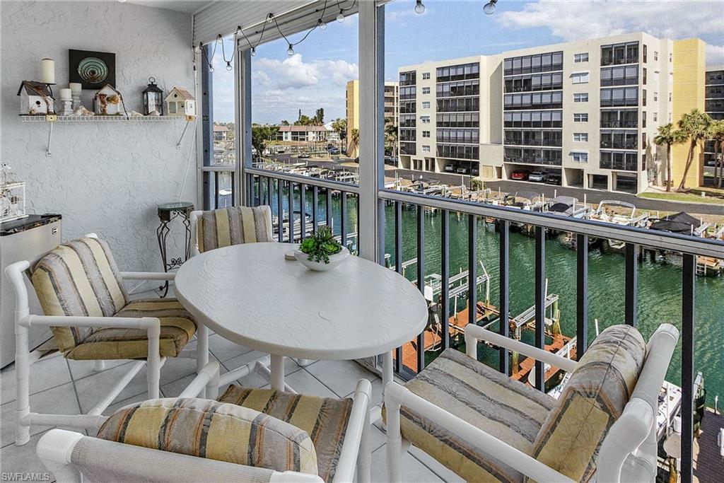 ROYAL PELICAN TOWNHOUSE - Residential