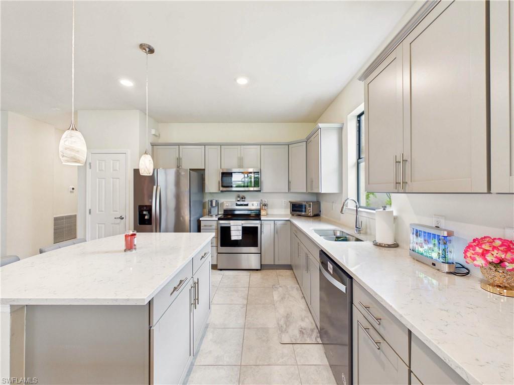 HAMPTON LAKES - Residential