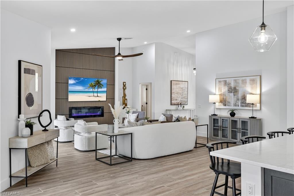 LONGSHORE LAKE - Residential