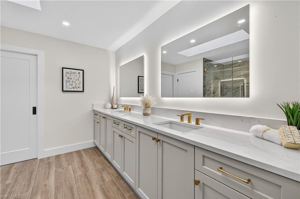 LONGSHORE LAKE - Residential