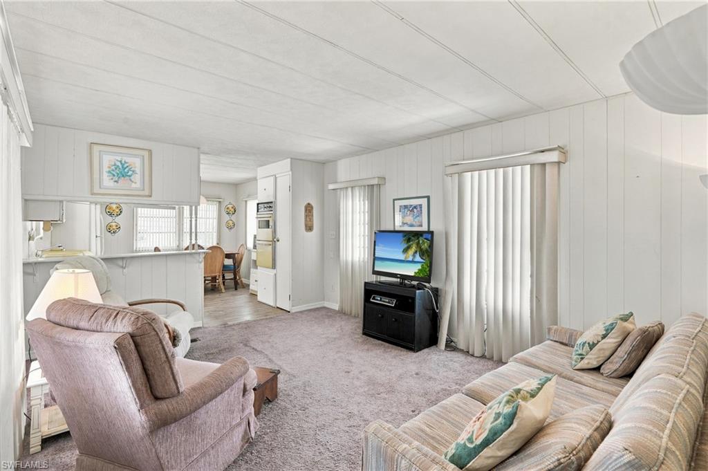 HOLIDAY MANOR - Residential