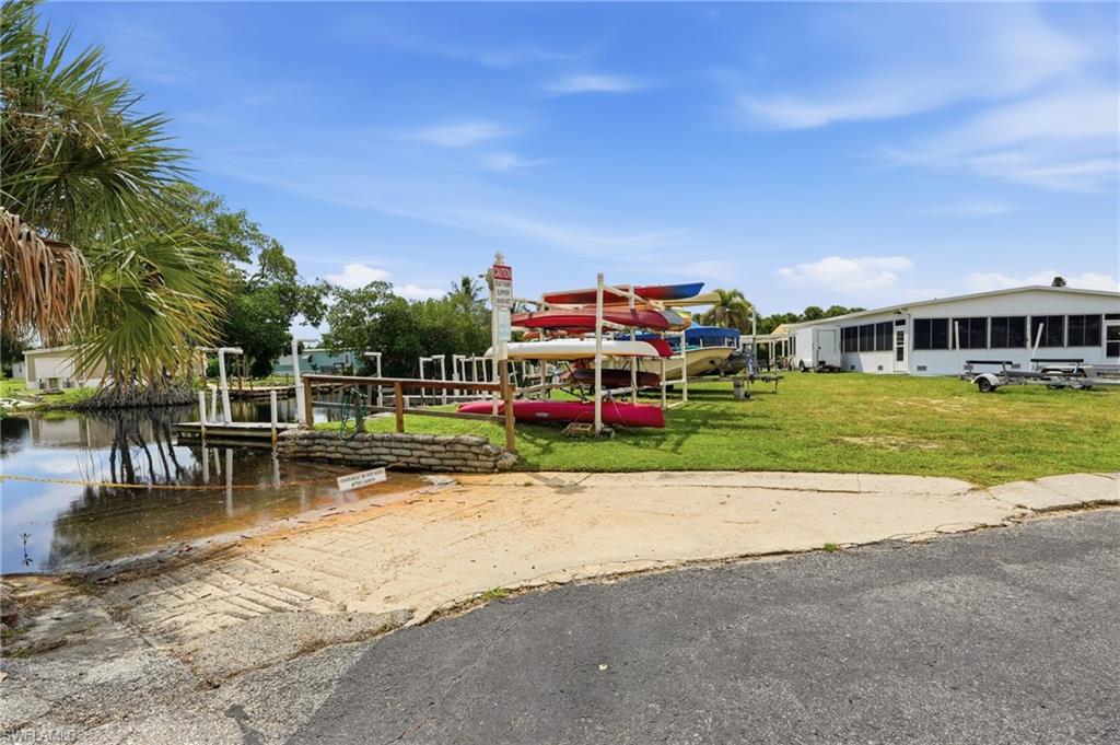 HOLIDAY MANOR - Residential