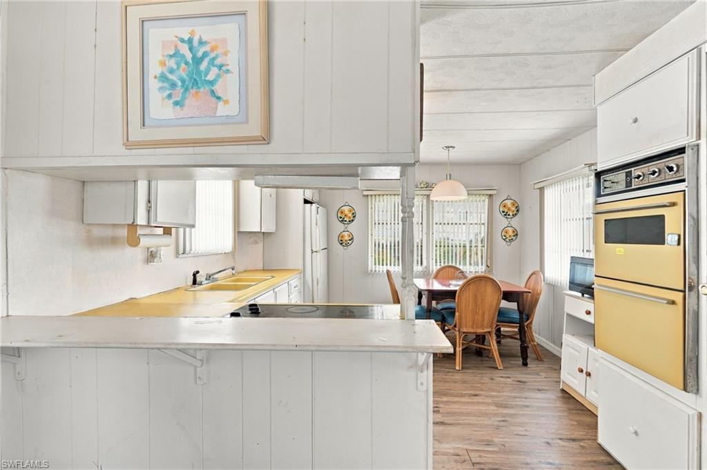 HOLIDAY MANOR - Residential