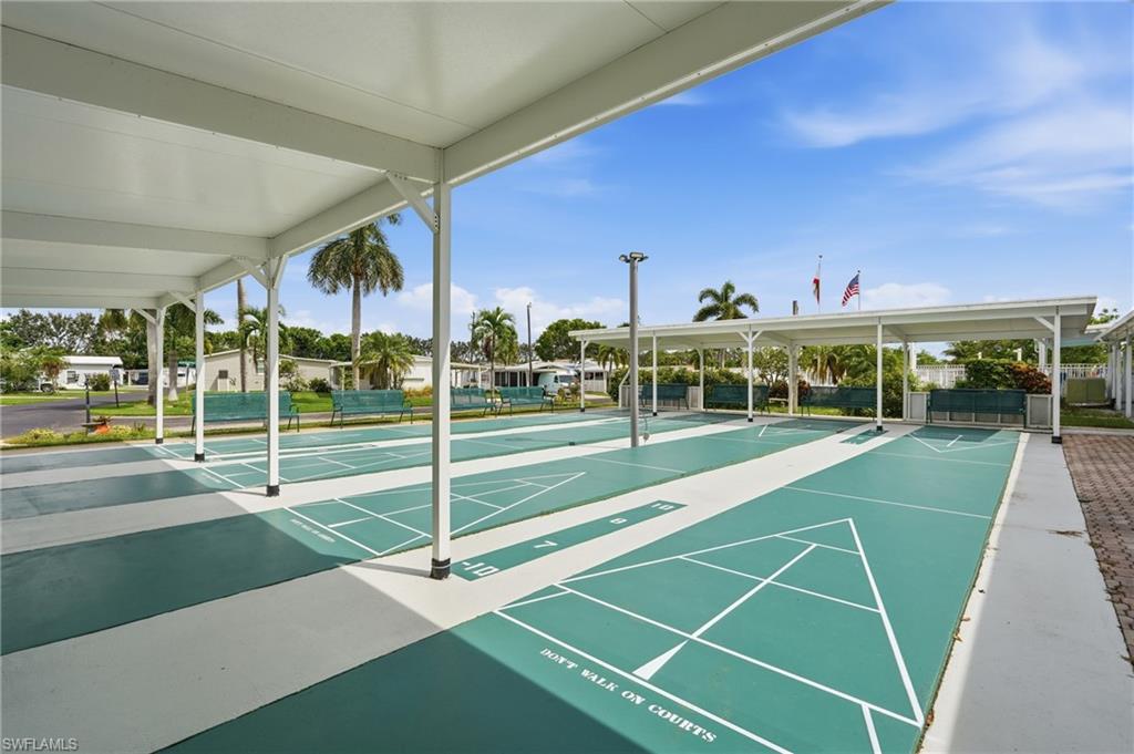 HOLIDAY MANOR - Residential