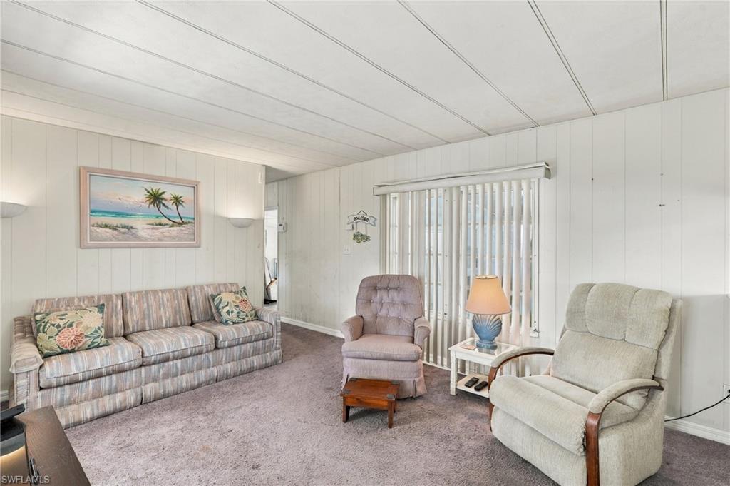 HOLIDAY MANOR - Residential