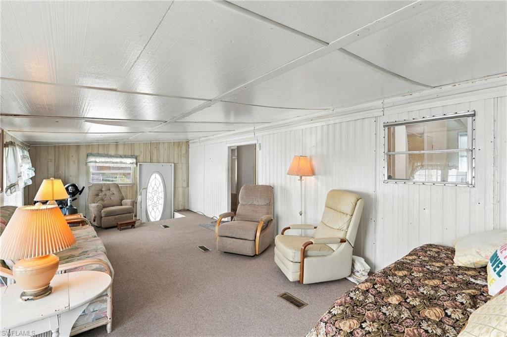 HOLIDAY MANOR - Residential
