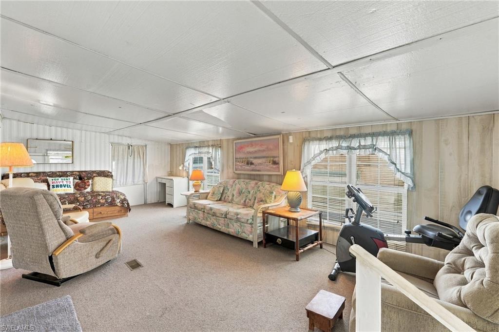 HOLIDAY MANOR - Residential