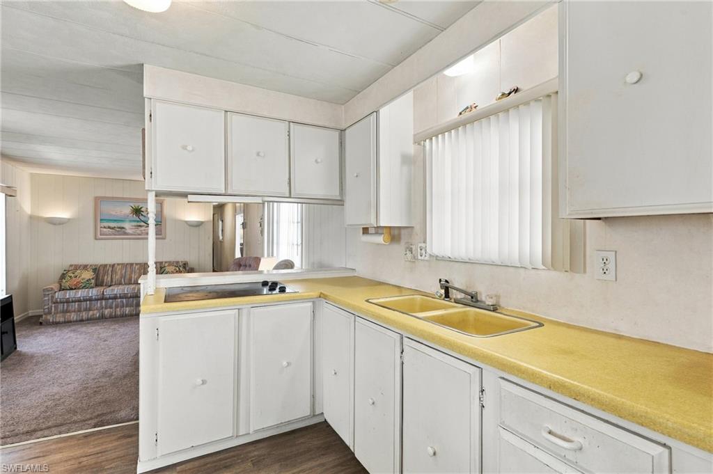 HOLIDAY MANOR - Residential