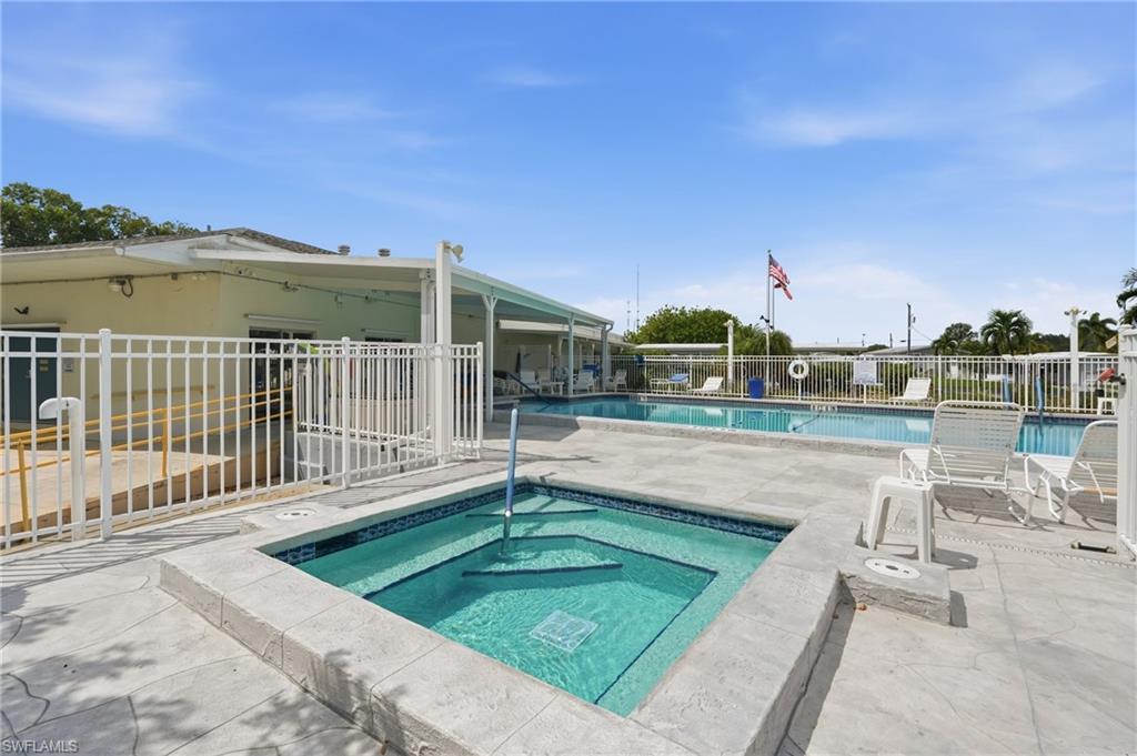 HOLIDAY MANOR - Residential
