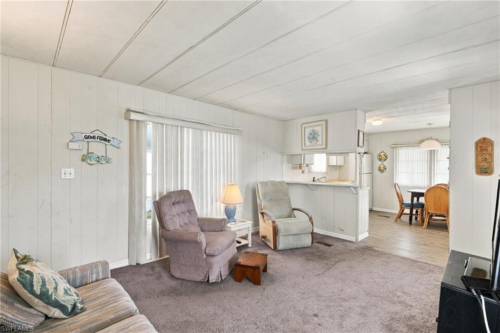 HOLIDAY MANOR - Residential