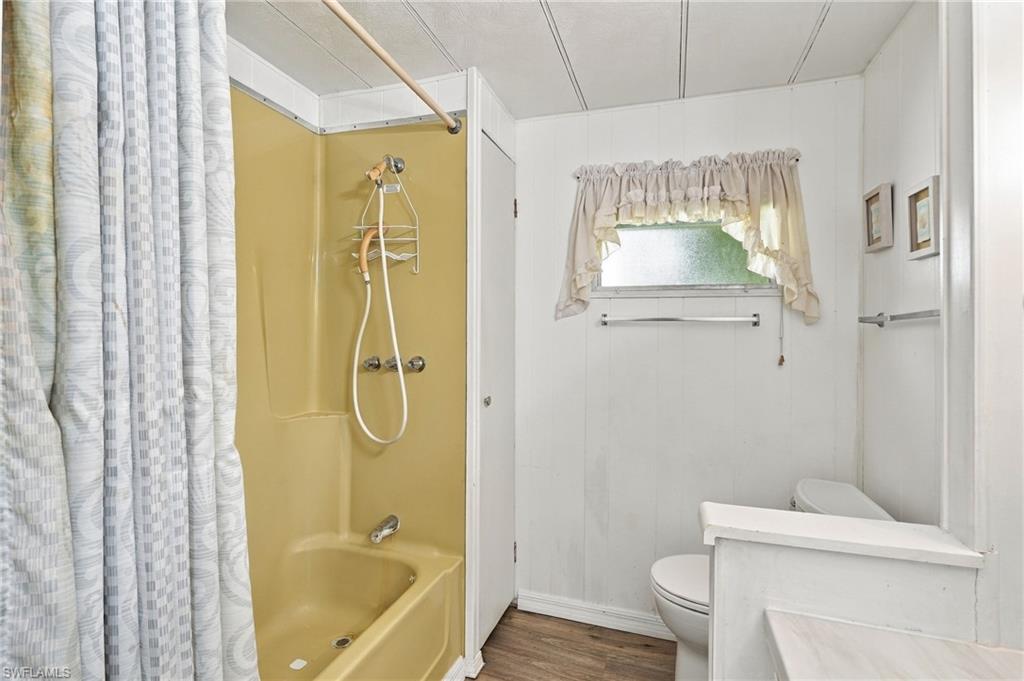 HOLIDAY MANOR - Residential