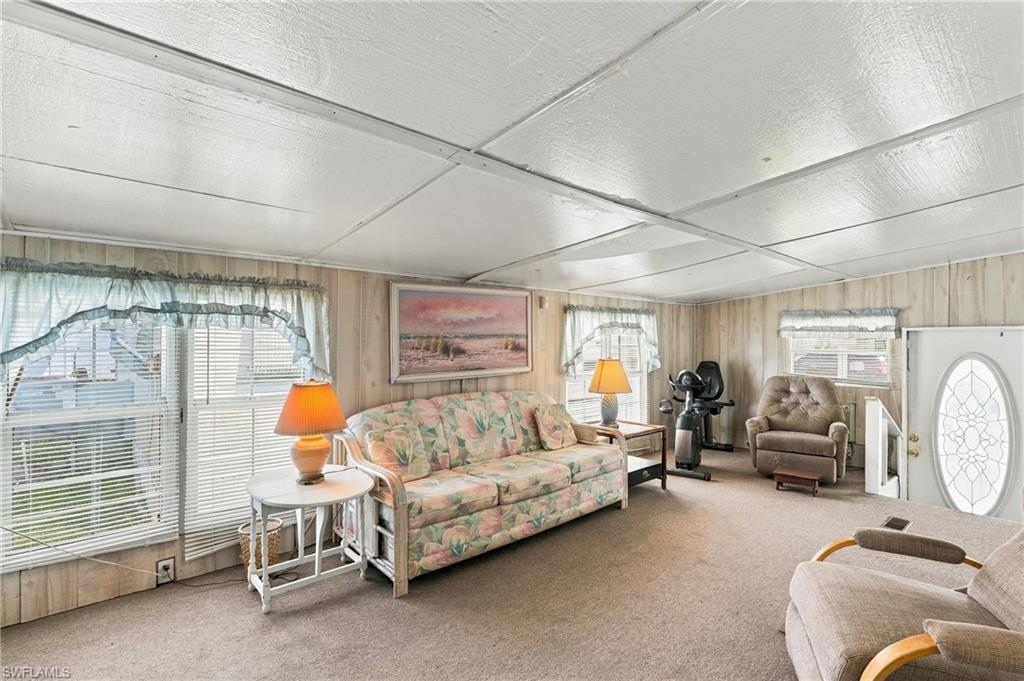 HOLIDAY MANOR - Residential