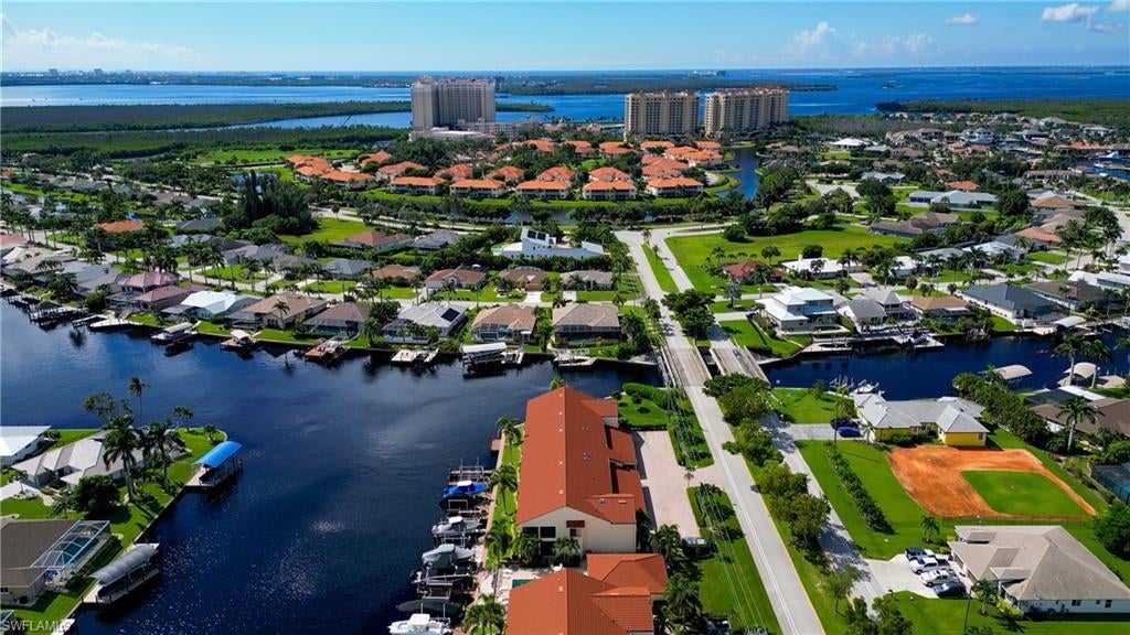 CAPSTAN CONDO - Residential