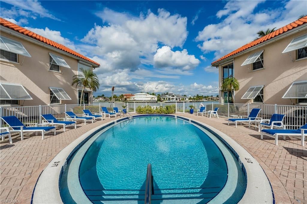 HOLLY GREENS VILLA - Residential