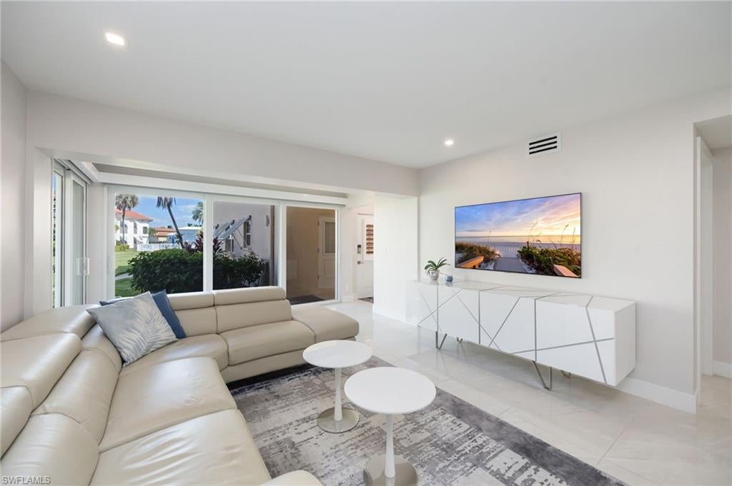 HOLLY GREENS VILLA - Residential