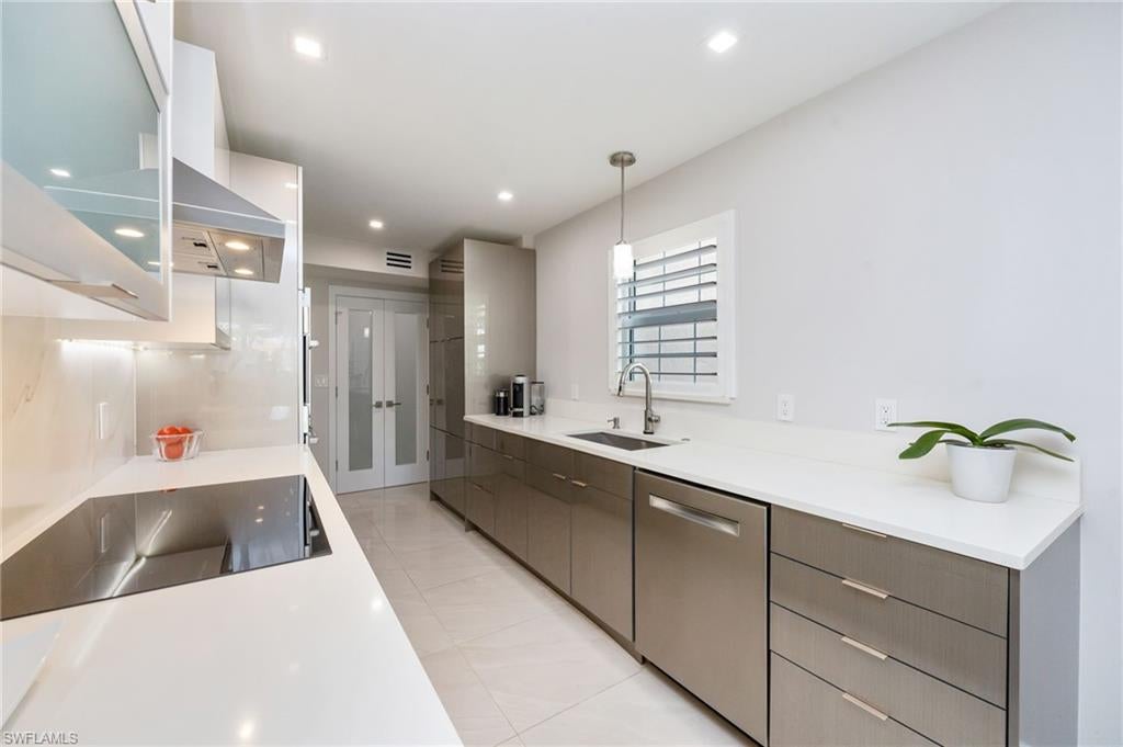 HOLLY GREENS VILLA - Residential