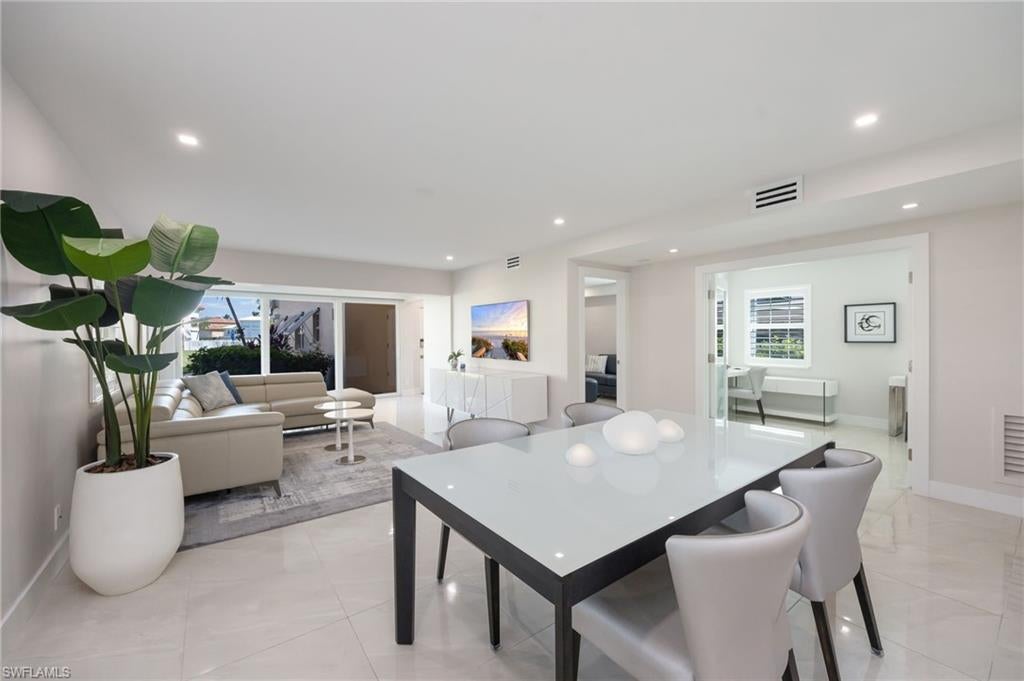 HOLLY GREENS VILLA - Residential