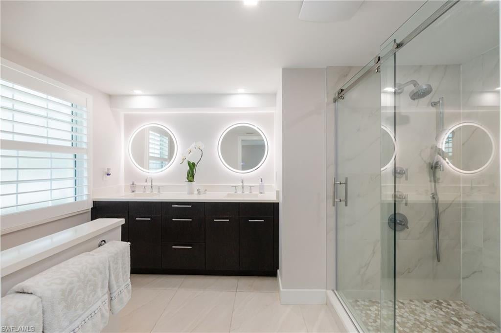 HOLLY GREENS VILLA - Residential