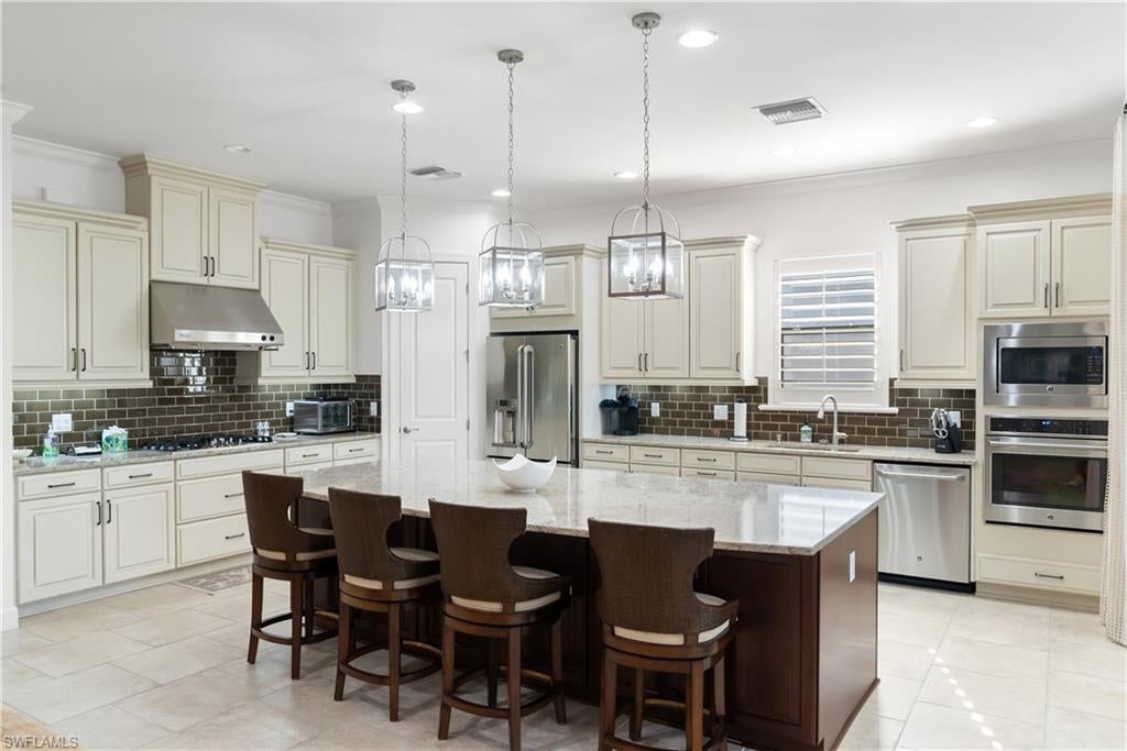 ESPLANADE - Residential Lease
