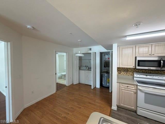 FOUR MILE COVE - Residential
