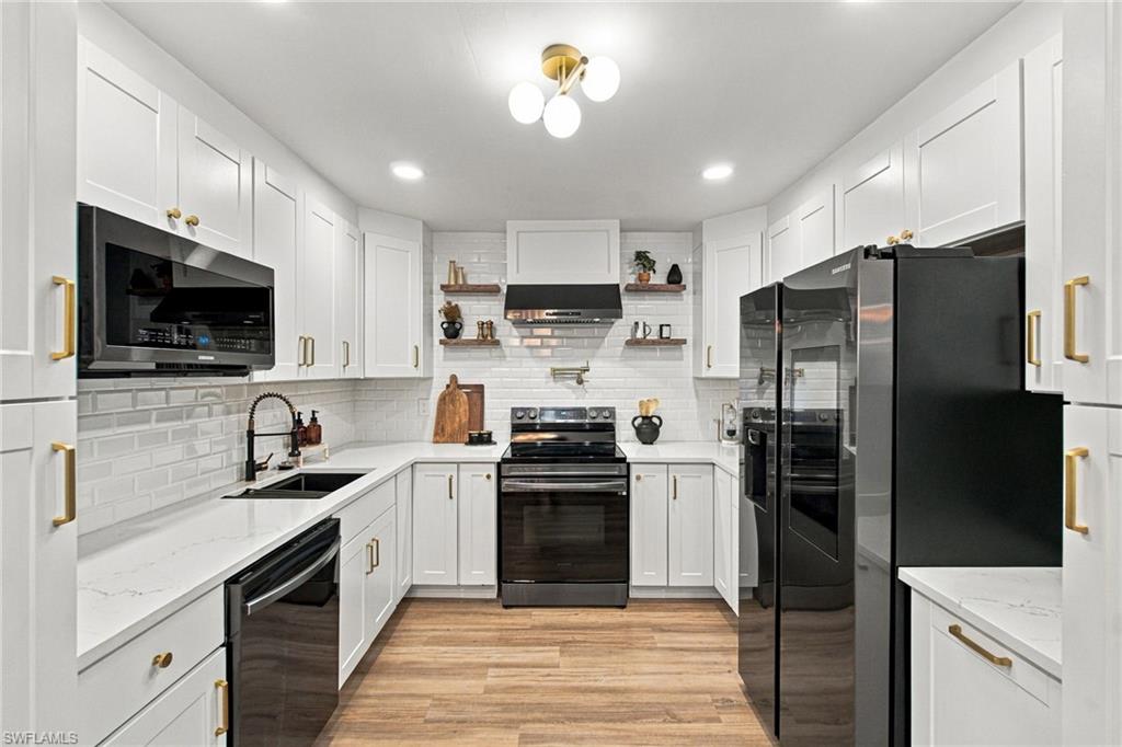 SANDY HOLLOW - Residential