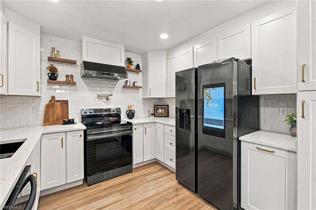 SANDY HOLLOW - Residential