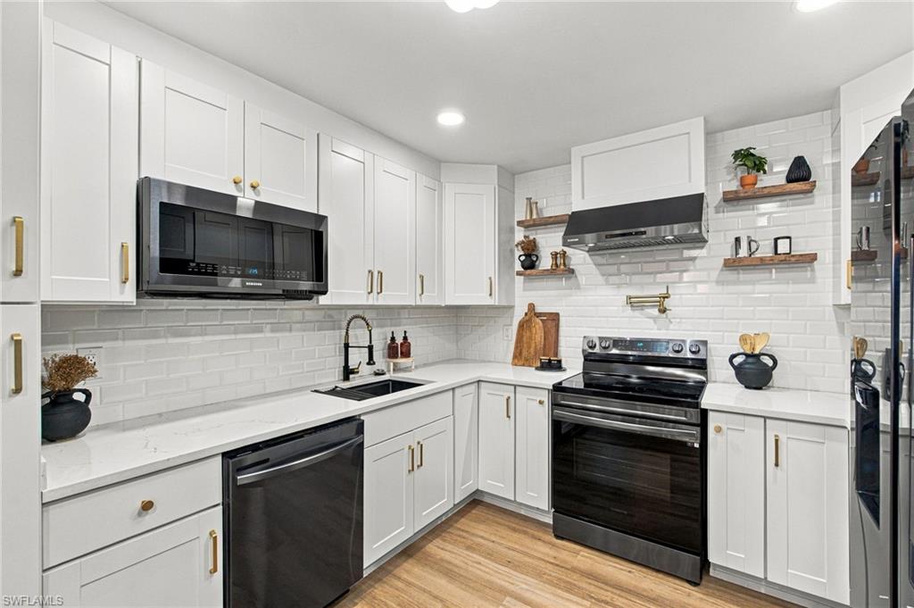SANDY HOLLOW - Residential