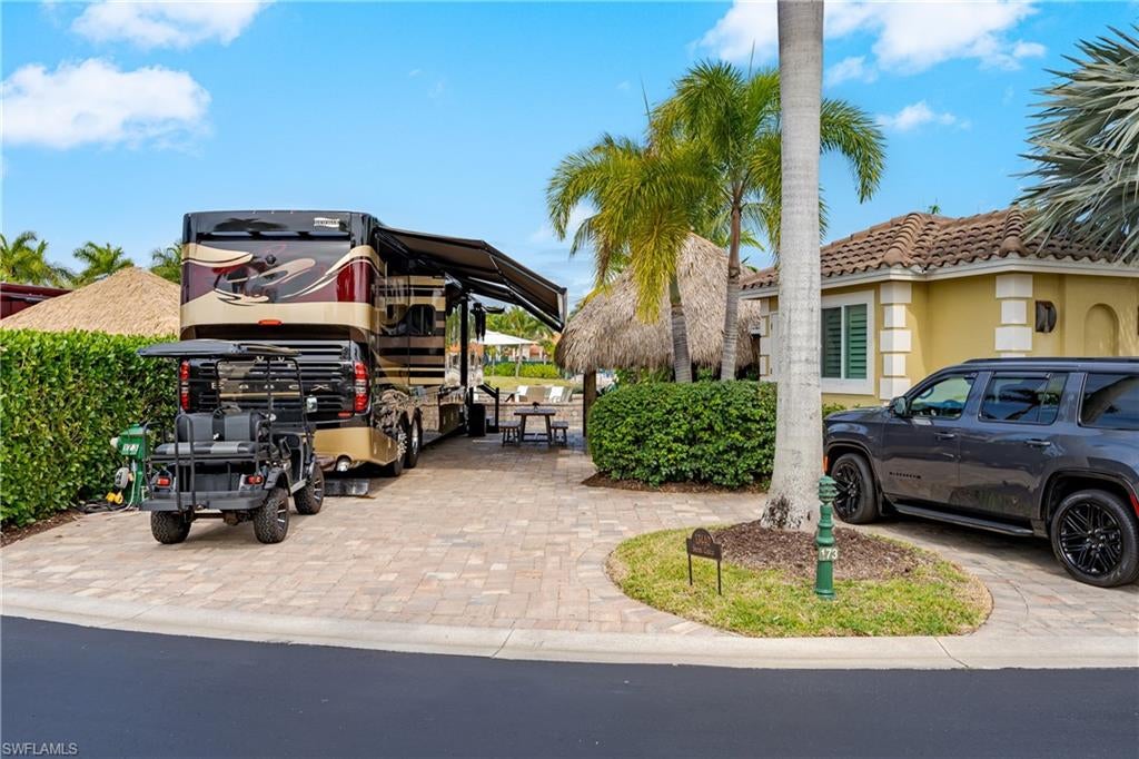 NAPLES MOTORCOACH RESORT - Land