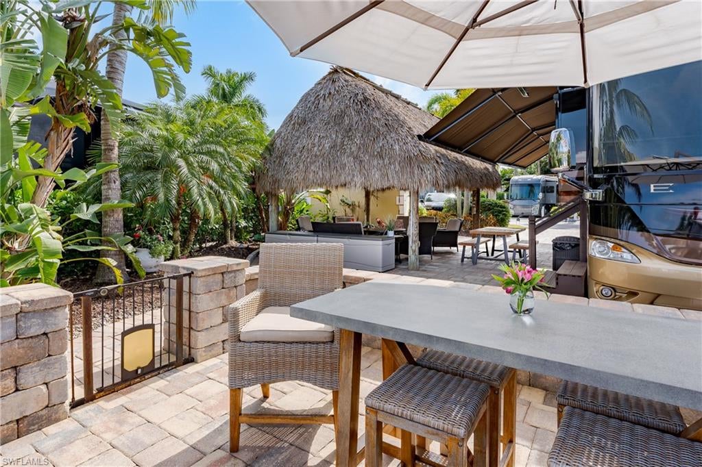 NAPLES MOTORCOACH RESORT - Land