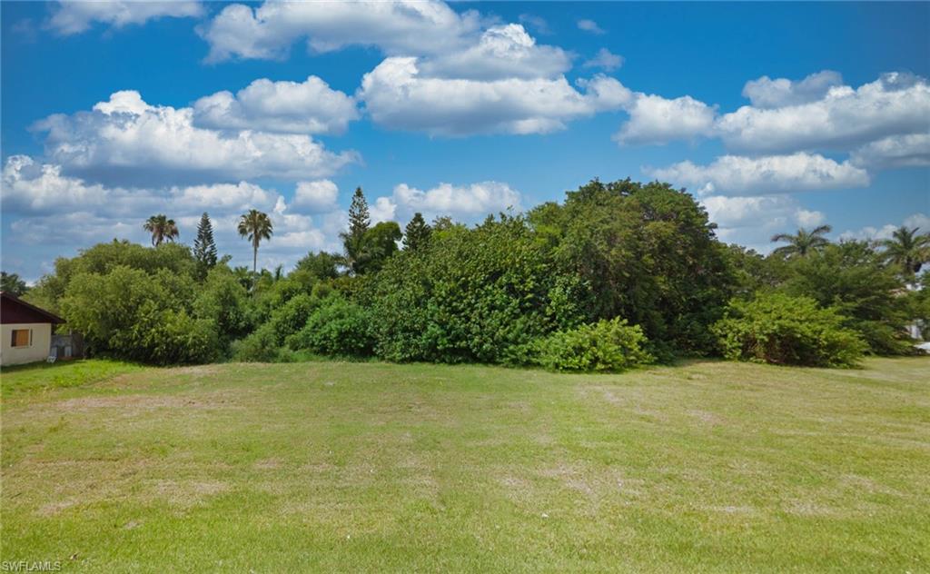 Nearly 1 Acre Cleared Lot! Build your dream home or investment property just minutes from Downtown Fort Myers. This spacious homesite offers endless possibilities with convenient access to shopping, dining, schools, parks, and major roadways. A unique opportunity to own nearly one acre in one of Southwest Florida's growing areas!
ESPAÑOL ¡Construya su futuro aquí! Exclusivo terreno despejado de casi 1 acre, ideal para una residencia personalizada o proyecto de inversión. Ubicado a solo minutos del centro de Fort Myers, con rápido acceso a comercios, restaurantes, escuelas, parques y principales vías. Espacio, ubicación y un enorme potencial de valorización en una de las áreas de mayor crecimiento del suroeste de Florida.
ITALIANO Costruisci il tuo futuro qui! Esclusivo lotto edificabile di quasi 1 acro, completamente libero e pronto per accogliere la casa dei tuoi sogni o un eccellente progetto di investimento. Situato a pochi minuti dal centro di Fort Myers, offre un comodo accesso a negozi, ristoranti, scuole, parchi e alle principali vie di comunicazione.
Un'opportunità eccezionale per costruire o investire in una delle aree in più rapida crescita della Southwest Florida