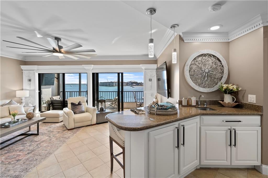 200 LA PENINSULA - Residential