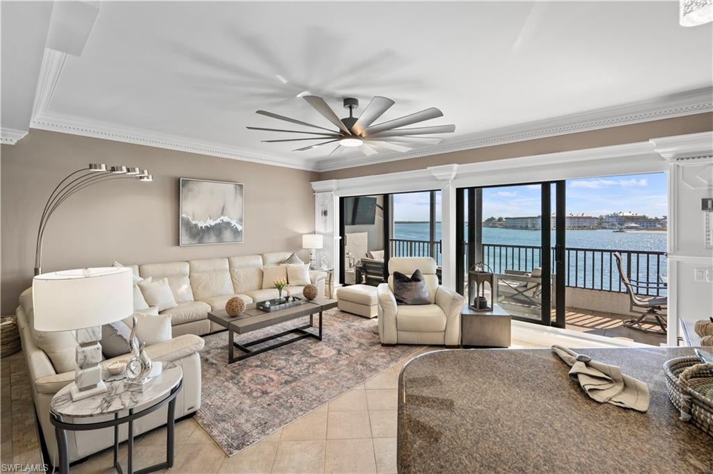 200 LA PENINSULA - Residential