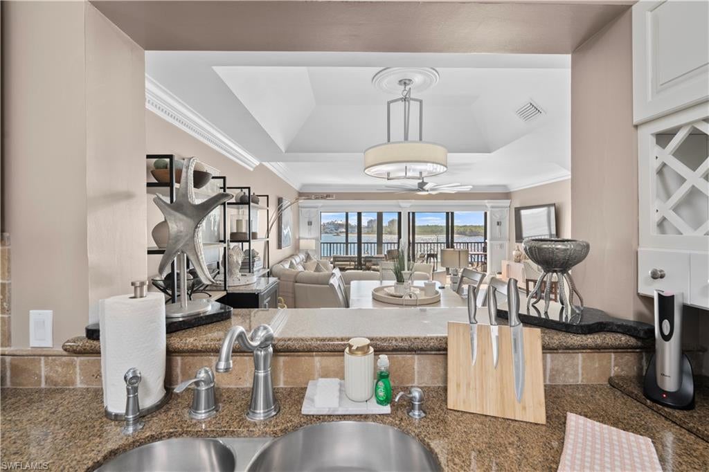 200 LA PENINSULA - Residential