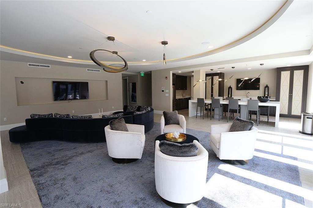 NAPLES SQUARE - Residential Lease