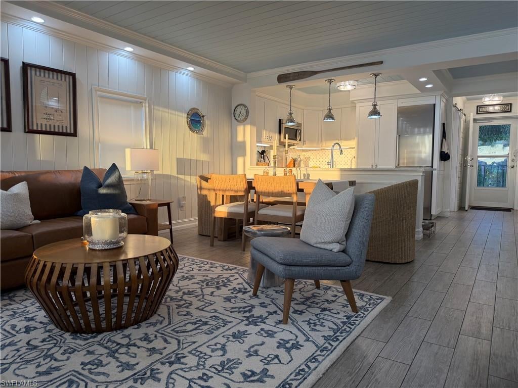 CHATEAU VANDERBILT - Residential Lease