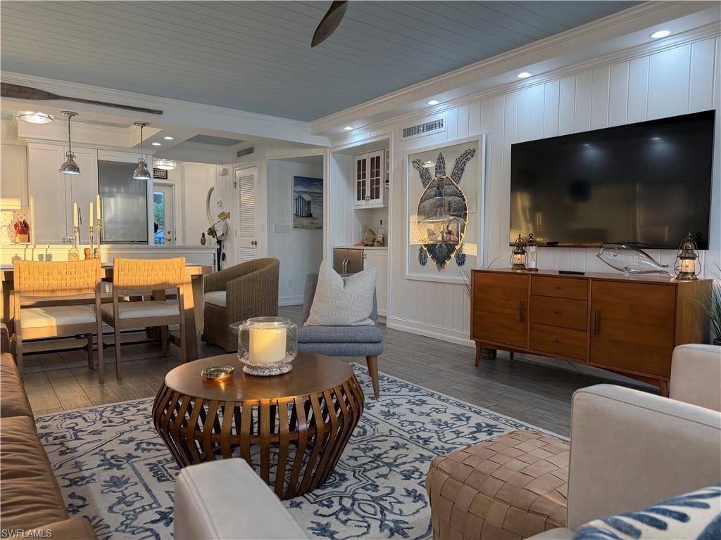 CHATEAU VANDERBILT - Residential Lease