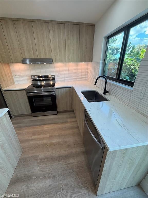 AVALON ESTATES - Residential Lease