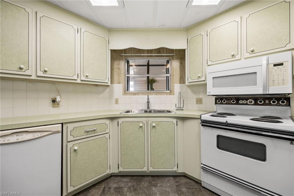 SIX LAKES COUNTRY CLUB - Residential