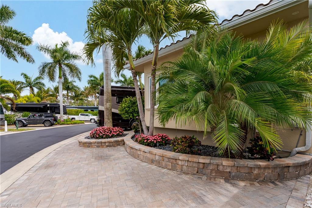 NAPLES MOTORCOACH RESORT - Land