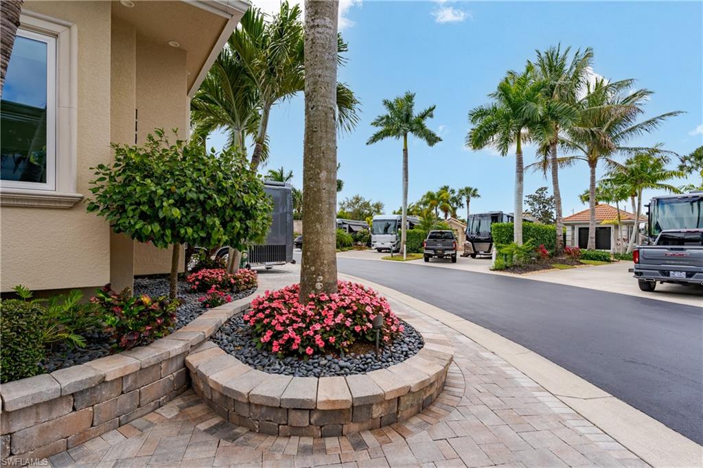 NAPLES MOTORCOACH RESORT - Land