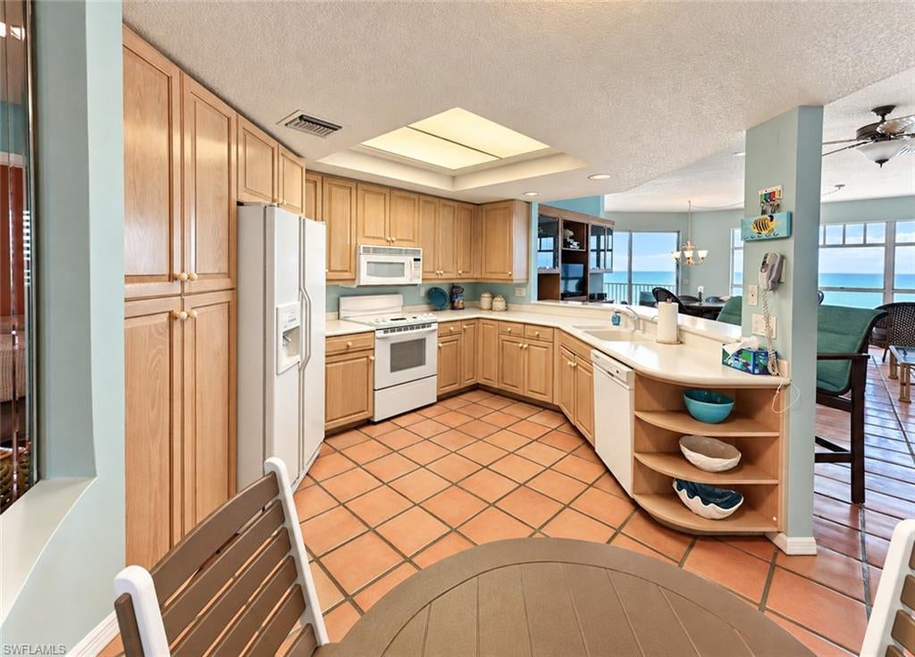 BAREFOOT BEACH CLUB - Residential