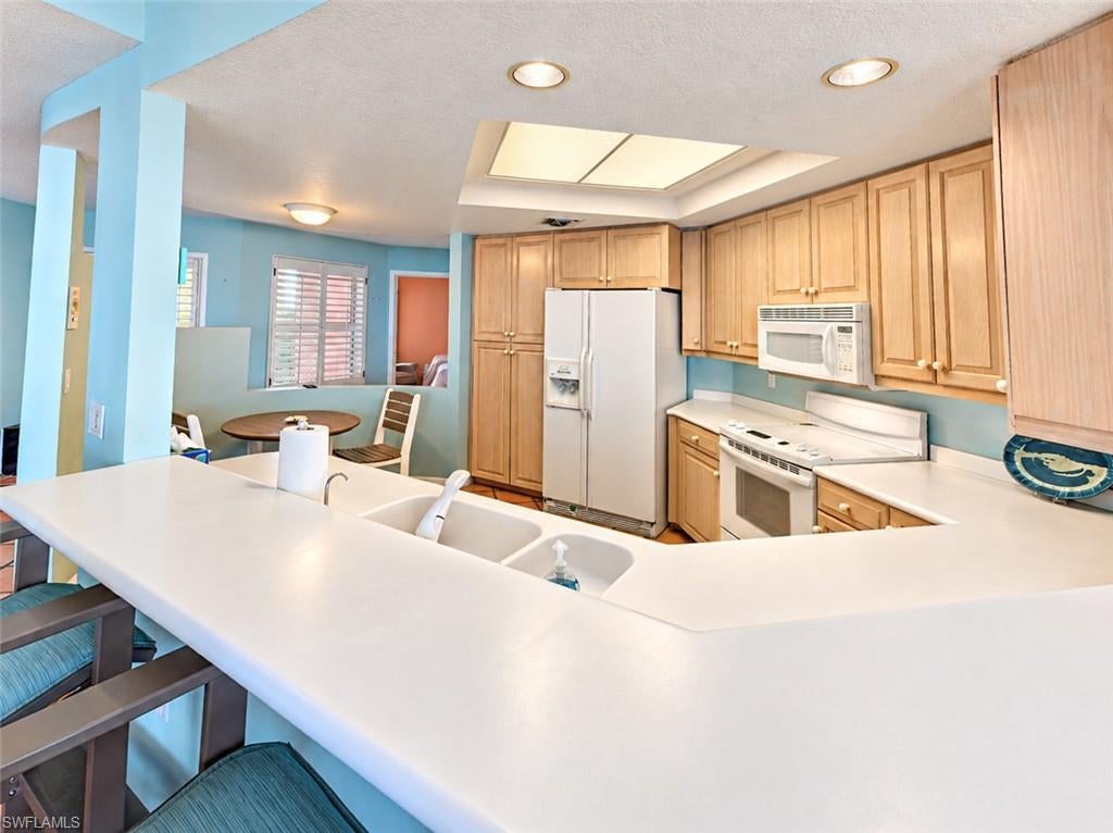 BAREFOOT BEACH CLUB - Residential