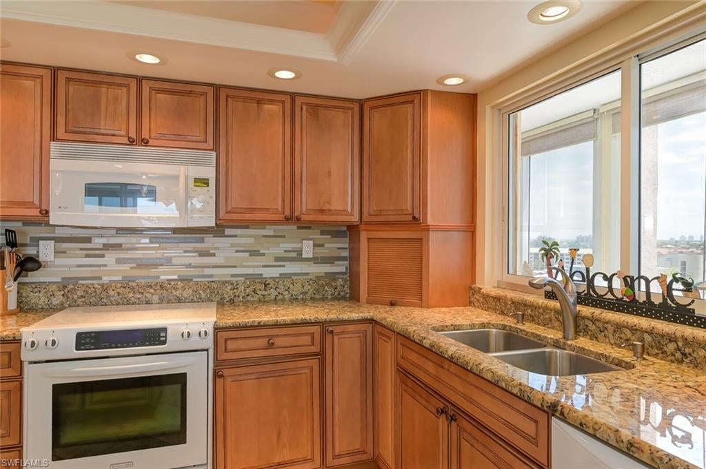 CRECIENTE CONDO EAST - Residential